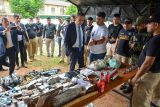 Barchini verificó los elementos incautados en Tacumbú y dijo que se irá contra todos los que apañaron el crimen organizado
