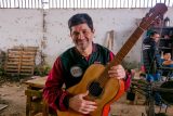 PPL fabrica guitarras en Tacumbú: “Un error no me aleja de mis raíces”