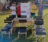 Adolescentes del Centro Educativo de CDE reparan muebles para escuela