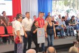 Presidente Peña recibió pupitres fabricados por PPL de CDE gracias a convenio entre MJ y Gobernación