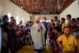 Histórico: arzobispo Martínez lleva esperanza con apertura del Jubileo 2025 en penal de Tacumbú