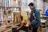 Arte y reinserción: PPL marca hito al fabricar la primera guitarra en Tacumbú