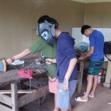 Adolescentes infractores fabrican y donan andador para persona con movilidad reducida