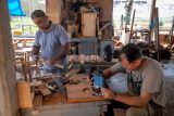 Regalos especiales en madera: talento y esfuerzo de PPL para el Día del Padre
