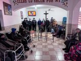Adolescentes del CEK donan andadores a hogar de adultos mayores