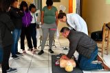 Adolescentes del Centro Educativo Virgen de Fátima reciben capacitación en RCP básico y uso de DEA